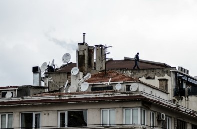 (Özel) Taksim'de Çatıda Tedbirsiz Anten Tamiri Yürekleri Ağza Getirdi