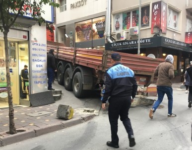 Vatandaşların uyarılarına aldırmayan tır şoförünün inadı kötü bitti