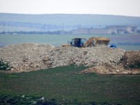 KAZMA KÜREK - YPG'li teröristler hendek kazarken görüntülendi