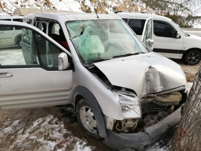 Aracın Üzerine Kaya Düştü Açıklaması 4 Yaralı