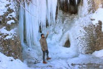 GİRLEVİK ŞELALESİ - Buz Tutan Girlevik Şelalesi'nde 2 Metrelik Buz Sarkıtları Oluştu