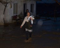 Evleri Ve Damları Sular Altında Kaldı