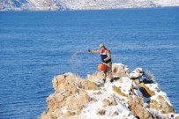 KIŞ MEVSİMİ - Jandarmadan Akdamar Ve Kuzu Adalarında Yemleme Çalışması