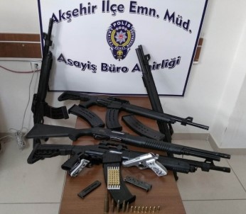 Konya'da Ev Baskınında Çok Sayıda Silah Ve Mermi Ele Geçirildi