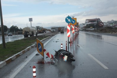 Manavgat'ta Motosiklet Trafik Uyarı Levhasına Çarptı
