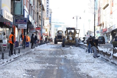 Nevşehir'de Belediye Ekipleri Kar Temizliği Yapıyor