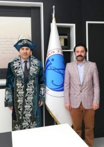 Rektör Karacoşkun'a Kazakistan'ın Geleneksel Kıyafeti Şapan Hediye Edildi