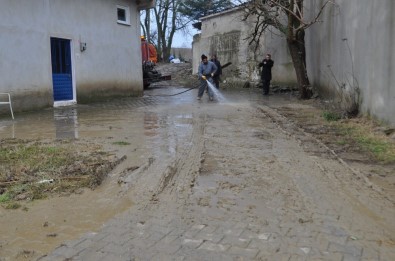 Tekirdağ'da Dere Taştı, Mahalleyi Su Bastı