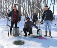 BUZ KÜTLESİ - Donan Irmakta Balta İle Buzu Kırıp Balık Avladılar