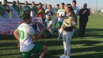 CEYHAN - Futbolcudan Kız Arkadaşına Sahada Sürpriz Evlenme Teklifi