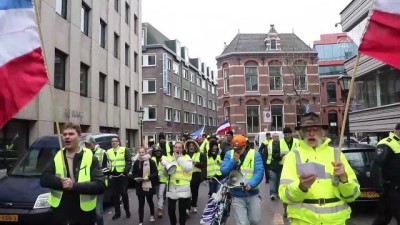 Hollanda'da 'Sarı Yelekliler' Hükümeti Protesto Etti