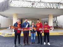 ÇANKAYA ÜNIVERSITESI - Taraftar Grubundan Öğretmenlere Karanfil