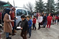 FıRAT ÜNIVERSITESI - Üniversiteliler Topladıkları Kitapları Köy Okuluna Bağışladı