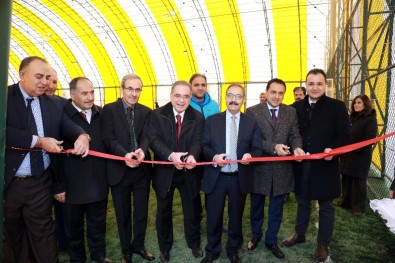 GAÜN'e Bölgenin En Büyük Kapalı Halı Sahası