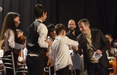 'İki Elin Sesi Var Çocuk Senfoni Orkestrası' Ayakta Alkışlandı