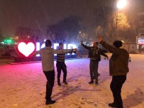 GÜNEŞLİ HAVA - Kar Yağdı Vatandaş Oynamaya Başladı
