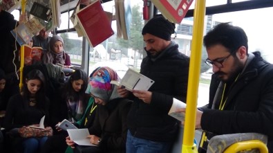 'Okumayı' Otobüste Kitap Okuyarak Teşvik Ettiler