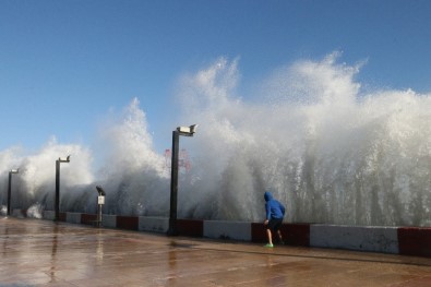 Akdeniz'de Fırtına Uyarısı
