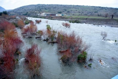 Aşırı Yağışlardan Dolayı İzmir'de Bir Baraj Kapağı Açıldı
