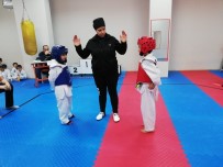 TEKVANDO - Çocukların Kıyasıya Mücadeleleri Ailelerini Heyecanlandırdı