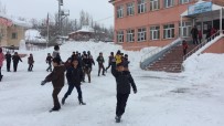 KAR KALINLIĞI - Karlıova'da Öğrenciler 16 Gün Sonra Ders Başı Yaptı