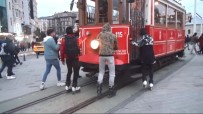 TEHLİKELİ YOLCULUK - (Özel) Patenli Gençlerin Tehlikeli Tramvay Yolculuğu