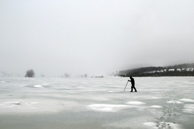 (Özel) Uludağ'ın Eteğinde Muhteşem Güzellik...Buz Tutan Göletin Üzerinde Metrelerce Yürüdü