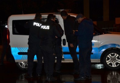 Polisin Dur İhtarına Uymayan Araç Lastiklerine Ateş Edilerek Durduruldu