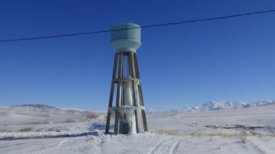 Su Deposu Buz Kulesine Dönüştü