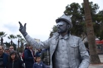 22 Yaşındaki Aşçıdan, Canlı Heykel Performansı