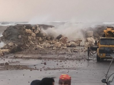Antalya'da Fırtına Balıkçıları Da Vurdu, Balıkçılar Tekneleri Kurtarma Telaşına Düştü