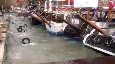 Antalya'da Kuvvetli Yağış Ve Fırtına Etkili Oluyor