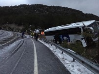 KAYGAN ZEMİN - Antalya'da Yolcu Otobüsü Yoldan Çıktı