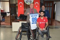 ABDULLAH KıLıÇ - Başkan Özakcan Engelli Sporcuyu Sevindirdi