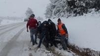 KAR KALINLIĞI - Emet-Tavşanlı Karayolu'nda Yoğun Kar Yağışı, Araçlar Yollarda Kaldı