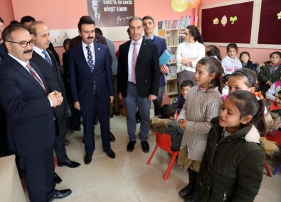 GAÜN'lü Öğrencilerden Köy Okuluna Kütüphane