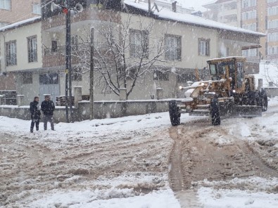Gölbaşı Belediyesi Ekipleri Karla Mücadelesini Sürdürüyor