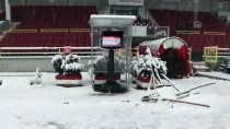 KAR KALINLIĞI - GÜNCELLEME - Bolu Atatürk Stadı'nın Zemini Karla Kaplandı