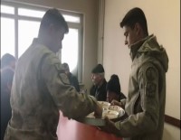 KAR KALINLIĞI - Jandarma Aşını Mahsur Kalanlarla Paylaştı