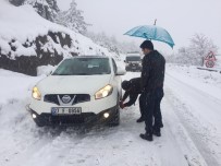 KAR KALINLIĞI - Kar İle Kaplanan Yollar Sürücülere Zor Anlar Yaşatıyor