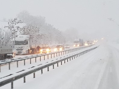 Karadeniz'i İstanbul'a Bağlayan Yol Kardan Kapandı