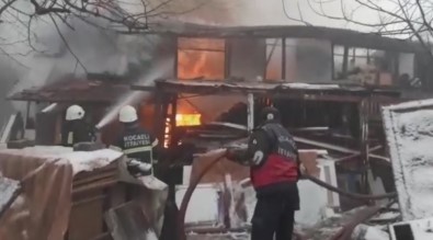 Karamürsel'de Ahşap Bina Alev Alev Yandı