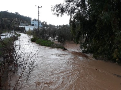 Kaş'ta Sağanak Yağmur Açıklaması Seraları Su Bastı