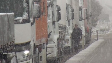 Kütahya'da Kar Karayollarını Ulaşıma Kapattı