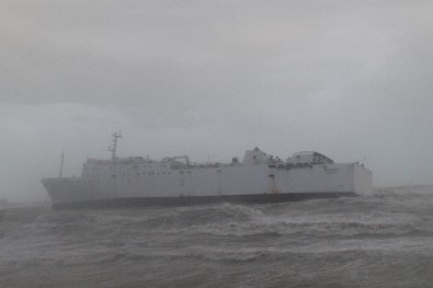 Mersin'de Ticari Gemi Fırtınadan Dolayı Karaya Oturdu