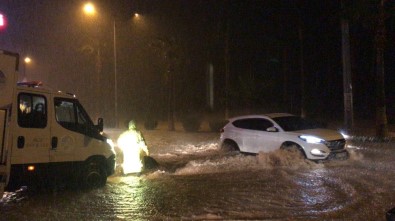 Mersin'i Gündüz Fırtına, Akşam Sağanak Yağmur Vurdu