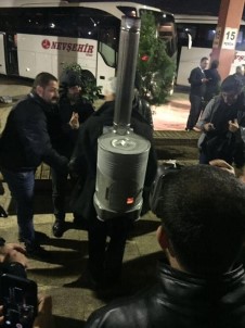 Sırtına Odun Sobasını Bağlayıp Otogarda Gezdi