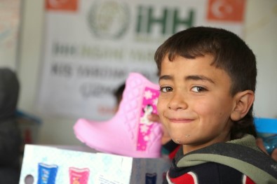 Suriye'de Çocukların Yüzü Çizmelerle Güldü