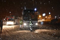 KAR KALINLIĞI - Tosya D-100 Karayolu Yoğun Kar Yağışı Nedeniyle Trafiğe Kapatıldı