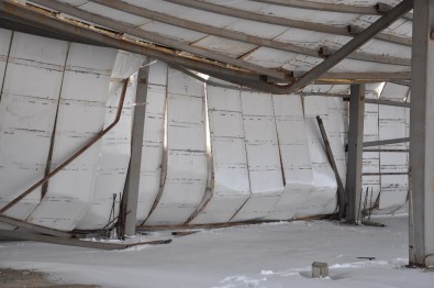 Yüksekova'da Kar Ağırlığına Dayanamayan Çatı Çöktü